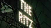Letrero del emblemático hotel londinense The Ritz muestra el nombre del hotel en luces brillantes