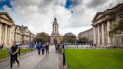 Os visitantes passeiam pelo campus do Trinity College