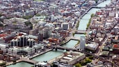 O rio Liffey em Dublin visto do ar