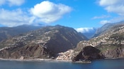 Un antiguo pueblo pesquero establecido entre 2 acantilados costeros lleno de casas mediterráneas