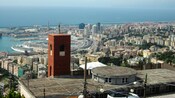Uma cidade construída ao longo da costa com uma marina cheia de navios