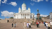 Multitudes se reúnen delante de la Catedral Luterana en la Plaza del Senado en el centro principal de Helsinki