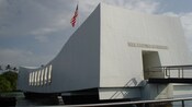 Una vista que destaca la puerta y el cartel identificativo del Monumento conmemorativo del USS Arizona