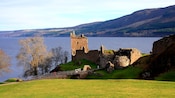 Las ruinas de piedra del castillo de Urquhart junto al lago en un día nublado