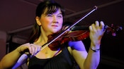 Uma mulher toca violino