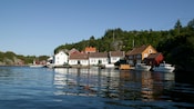 Barcos atracados na frente dos edifícios de Bryggen