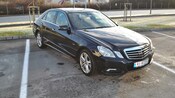 Una sedán Mercedes estacionada