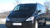 Uma van da Mercedes estacionada
