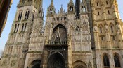 Uma catedral exibindo suas estátuas, torres e janelas