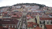 Vista aérea de Alfama, un barrio antiguo portugués lleno de edificios comerciales y de departamentos bajos