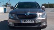 Un sedán en un área de estacionamiento y con un logotipo que dice Skoda
