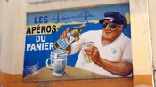 Uma pintura de um homem bebendo vinho com as palavras Les Apéros du Panier