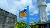 Uma placa de rua com um policial identifica Fort Fincastle