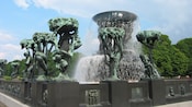 Una escultura, “la fuente”, presenta árboles entrelazados con figuras humanas que simbolizan las etapas de la vida humana