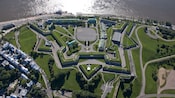 Uma vista aérea de uma fortaleza perto de um corpo de água