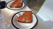 2 dishes with a smoked trout and rye bread snack