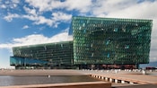 Un edificio grande y moderno con ventanas y paneles de vidrio