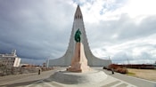 La imponente Iglesia Hallgrimskirkja domina el horizonte de Reikiavik, Islandia