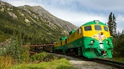 Una locomotora con una insignia de águila se abre paso por el ferrocarril White Pass