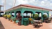 Una terraza de observación en la cima de una colina con un comedor al aire libre con sombra