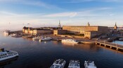Un muelle lleno de botes cerca de un palacio