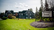 Un letrero de Inverary Resort señala un edificio con ventanas y chimeneas
