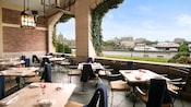 Un restaurante con un patio con vistas al muelle de Victoria y a los edificios del parlamento