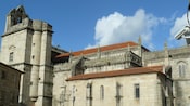 Las ruinas de una antigua iglesia con techo estriado y un campanario