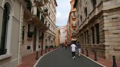 Uma rua estreita entre edifícios antigos de tijolos conectados por arcos decorativos