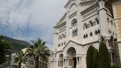 A Catedral de Mônaco sob um céu nublado