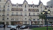 Un hotel de 4&nbsp;pisos con molduras ornamentadas alrededor de las ventanas y 3&nbsp;domos en el techo