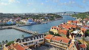 A Ponte Queen Juliana e a ponte flutuante Queen Emma cruzam o Porto de Willemstad, conectando os lados Punda e Otrobanda da cidade