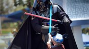 Un niño lucha contra Darth Vader en la Jedi Training Academy