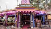 La entrada con estilo medieval al Fantasy Faire Royal Theater en Disneyland