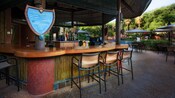 El Uzima Springs Pool Bar al aire libre con taburetes