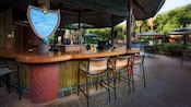 Le bar de la piscine Uzima Springs en plein air et ses chaises hautes