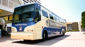 Vista frontal de un autobús azul y blanco llamado "Disney's Magical Express"