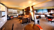Lounge em um Hotel Resort Disney com mobiliário moderno, com acabamento em madeira e metal e uma televisão de tela plana