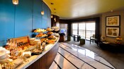 Mesa de buffet de hotel con una variedad de pasteles, condimentos y productos horneados