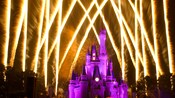 Castelo da Cinderela iluminado em roxo com fogos de artifício estourando no céu