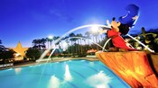 Estatua de Mickey el brujo parado sobre la Piscina Fantasía en Disney's All-Star Movies Resort