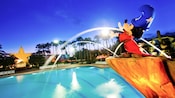 Statue de Mickey l’apprenti sorcier au-dessus de la piscine Fantasia au Disney’s All-Star Movie Resort