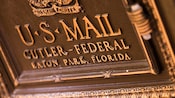 Frente de uma canaleta de bronze do U.S. Mail