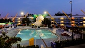 Vista ao entardecer da piscina Duck Pond, inspirada pelo filme da Disney Os Super Patos, com uma característica máscara de hóquei gigante em forma de bico de pato