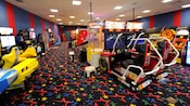 2 jeux vidéo de course NASCAR dans une salle d'arcade au Disney’s All-Star Sports Resort