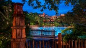 A área da piscina Uzima Pool no Disney's Animal Kingdom Lodge, iluminada à noite