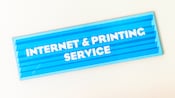 Placa com os dizeres "Internet & Printing Service"