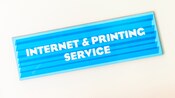 Letrero que dice "Servicio de internet e impresiones"