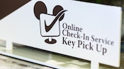 Placa no balcão com os dizeres "On-line Check-In Service, Key Pick Up"