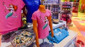 Camiseta da Ariel em um torso de manequim em uma área de exibição de mercadorias de um minimercado